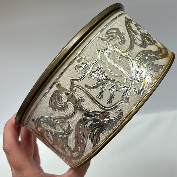 Vintage lidded tin marked  “Guildcraft” NewYork USA - Picture 11 of 11